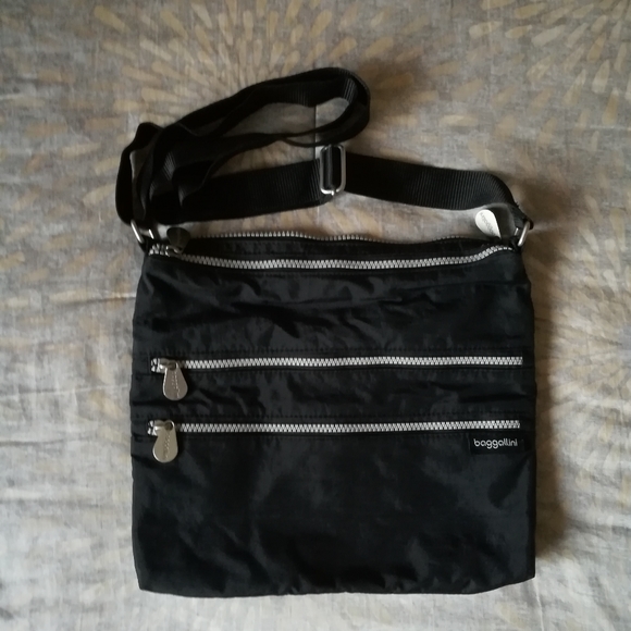 Baggallini Handbags - Baggallini crossbody lightweight black bag.